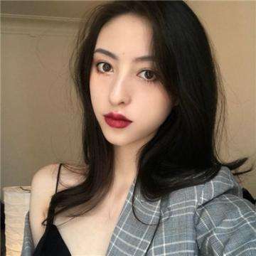 “白T+百褶裙+薄丝+小高跟”，甜美浪漫，温婉可人的时尚魅力！